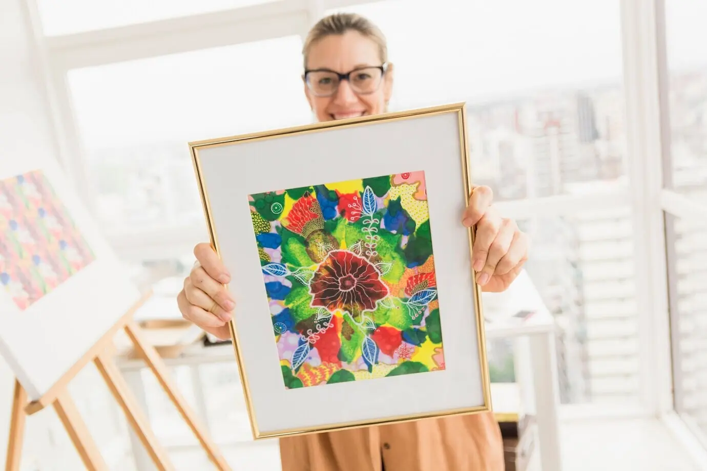 Schöne künstlerische Komposition mit einem fröhlichen weiblichen Model.